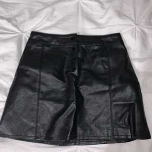 🍊Divided faux leather skirt - size 4